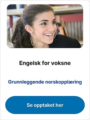 Smiling woman in a library with “Engelsk for voksne” and “Se opptaket her”
