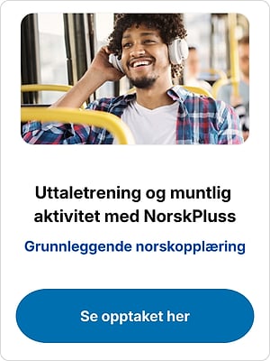Smiling man with headphones on a bus, advert for "Uttaletrening og muntlig aktivitet med NorskPluss"
